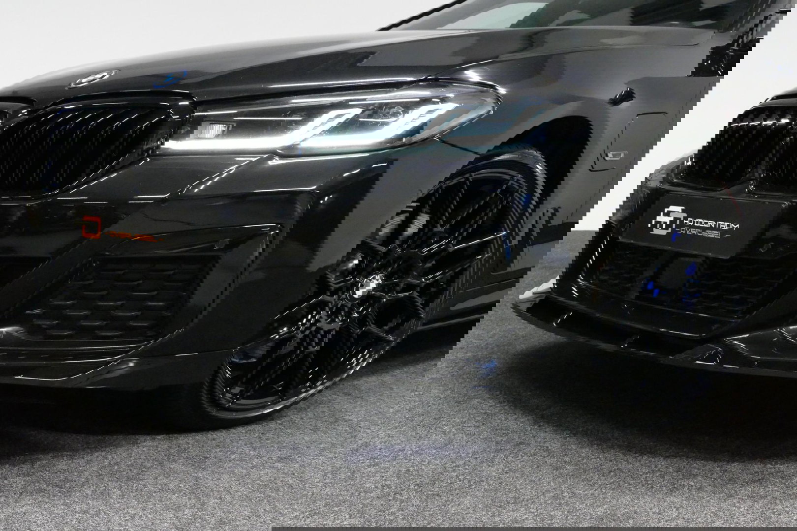 BMW 5 Serie 530e xDrive M Sport / Schuif-/kanteldak/ M Performance stoelen / M Sport Bodykit / Elektr. verstelbare voorstoelen / Harman Kardon Surround Sound / HUD / 20'' LMV / Rondomzichtcamera / Apple Carplay - Android Auto / Stoelverwarming / Ambienteverlichting /