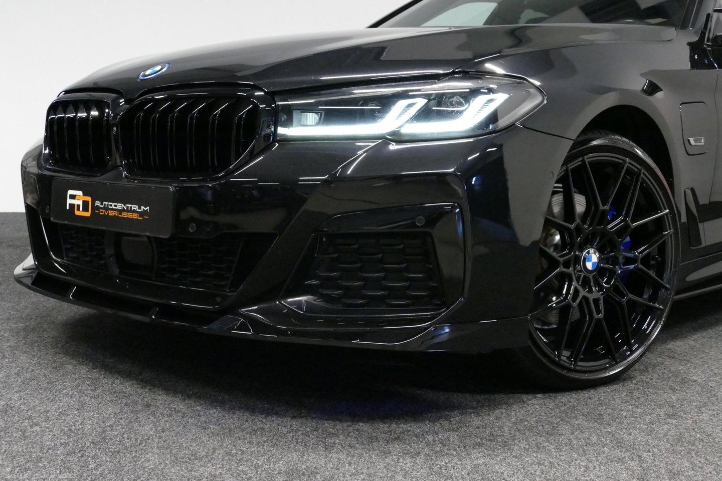 BMW 5 Serie 530e xDrive M Sport / Schuif-/kanteldak/ M Performance stoelen / M Sport Bodykit / Elektr. verstelbare voorstoelen / Harman Kardon Surround Sound / HUD / 20'' LMV / Rondomzichtcamera / Apple Carplay - Android Auto / Stoelverwarming / Ambienteverlichting /