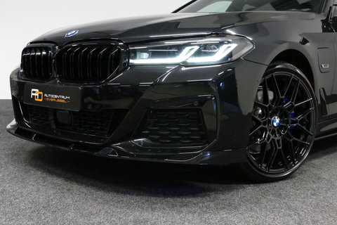 BMW 5 Serie 530e xDrive M Sport / Schuif-/kanteldak/ M Performance stoelen / M Sport Bodykit / Elektr. verstelbare voorstoelen / Harman Kardon Surround Sound / HUD / 20'' LMV / Rondomzichtcamera / Apple Carplay - Android Auto / Stoelverwarming / Ambienteverlichting /