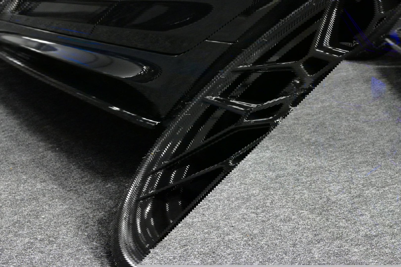 BMW 5 Serie 530e xDrive M Sport / Schuif-/kanteldak/ M Performance stoelen / M Sport Bodykit / Elektr. verstelbare voorstoelen / Harman Kardon Surround Sound / HUD / 20'' LMV / Rondomzichtcamera / Apple Carplay - Android Auto / Stoelverwarming / Ambienteverlichting /