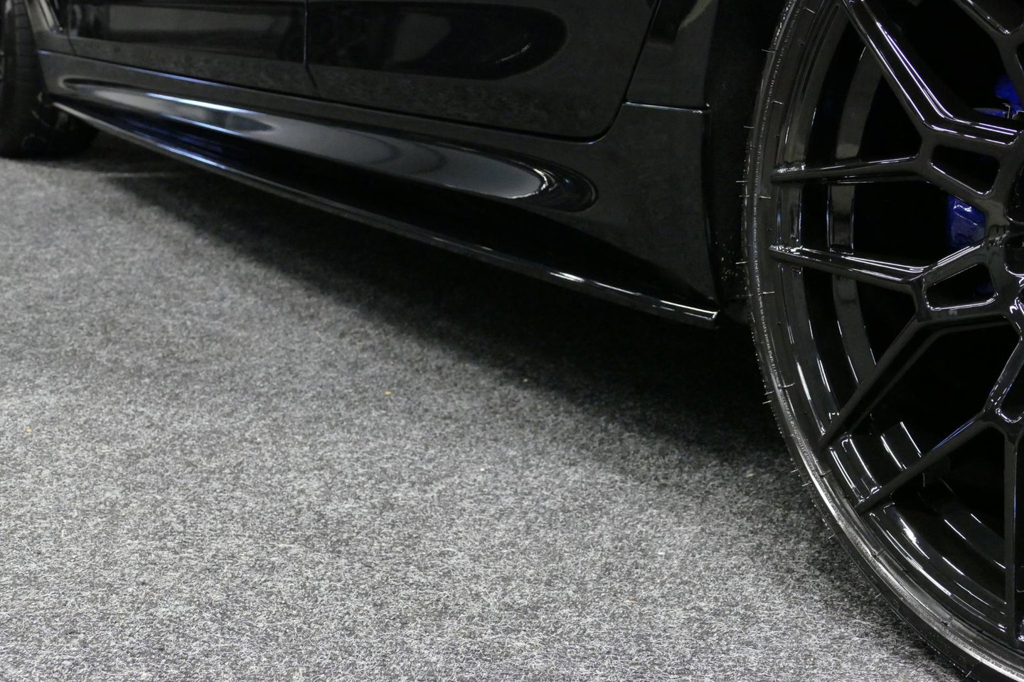 BMW 5 Serie 530e xDrive M Sport / Schuif-/kanteldak/ M Performance stoelen / M Sport Bodykit / Elektr. verstelbare voorstoelen / Harman Kardon Surround Sound / HUD / 20'' LMV / Rondomzichtcamera / Apple Carplay - Android Auto / Stoelverwarming / Ambienteverlichting /