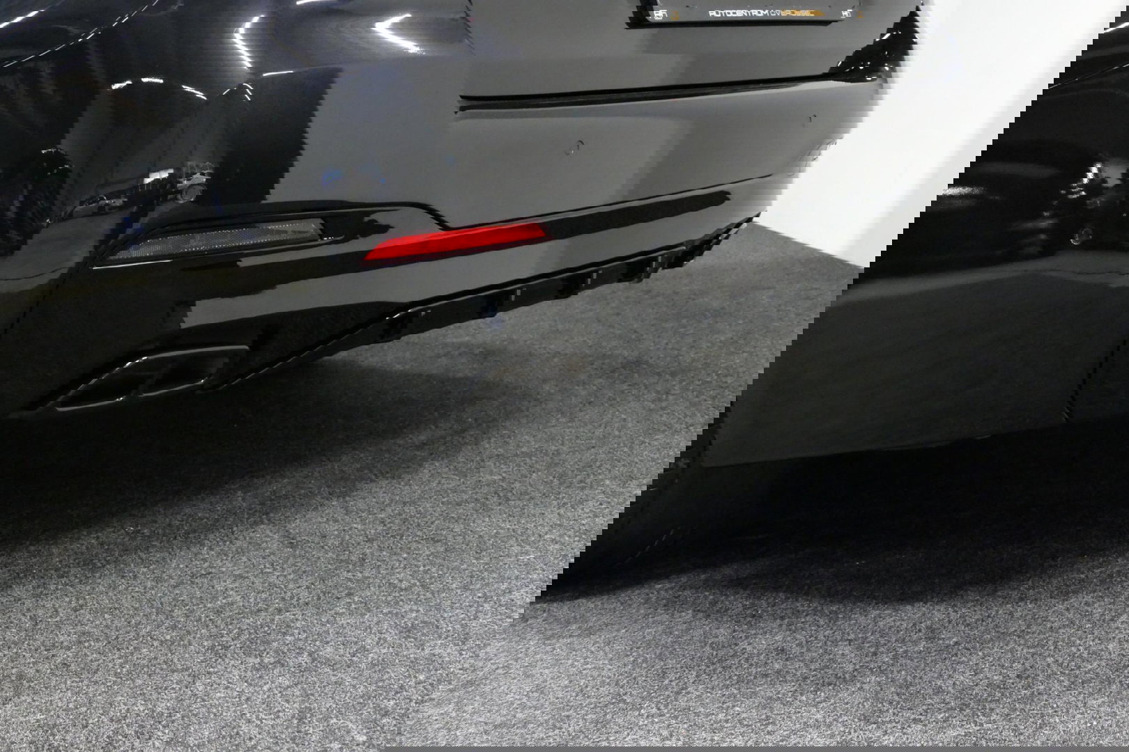 BMW 5 Serie 530e xDrive M Sport / Schuif-/kanteldak/ M Performance stoelen / M Sport Bodykit / Elektr. verstelbare voorstoelen / Harman Kardon Surround Sound / HUD / 20'' LMV / Rondomzichtcamera / Apple Carplay - Android Auto / Stoelverwarming / Ambienteverlichting /