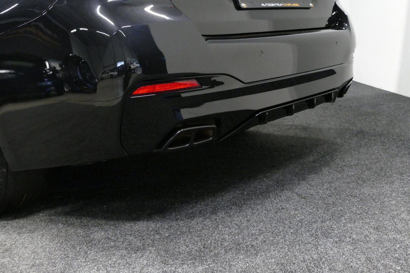 BMW 5 Serie 530e xDrive M Sport / Schuif-/kanteldak/ M Performance stoelen / M Sport Bodykit / Elektr. verstelbare voorstoelen / Harman Kardon Surround Sound / HUD / 20'' LMV / Rondomzichtcamera / Apple Carplay - Android Auto / Stoelverwarming / Ambienteverlichting /