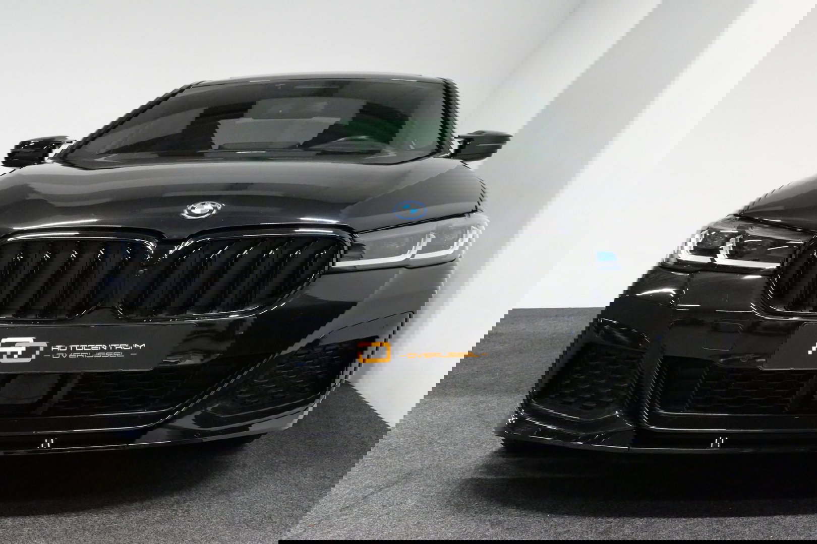 BMW 5 Serie 530e xDrive M Sport / Schuif-/kanteldak/ M Performance stoelen / M Sport Bodykit / Elektr. verstelbare voorstoelen / Harman Kardon Surround Sound / HUD / 20'' LMV / Rondomzichtcamera / Apple Carplay - Android Auto / Stoelverwarming / Ambienteverlichting /