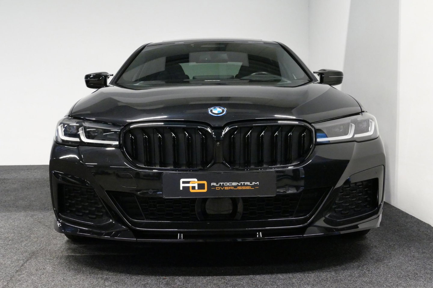 BMW 5 Serie 530e xDrive M Sport / Schuif-/kanteldak/ M Performance stoelen / M Sport Bodykit / Elektr. verstelbare voorstoelen / Harman Kardon Surround Sound / HUD / 20'' LMV / Rondomzichtcamera / Apple Carplay - Android Auto / Stoelverwarming / Ambienteverlichting /