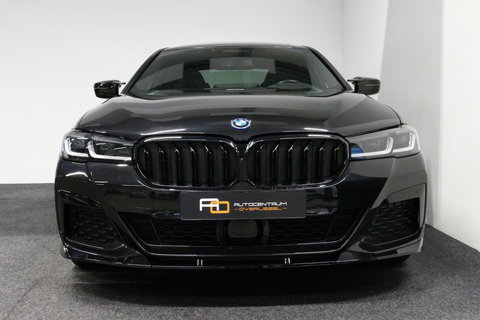 BMW 5 Serie 530e xDrive M Sport / Schuif-/kanteldak/ M Performance stoelen / M Sport Bodykit / Elektr. verstelbare voorstoelen / Harman Kardon Surround Sound / HUD / 20'' LMV / Rondomzichtcamera / Apple Carplay - Android Auto / Stoelverwarming / Ambienteverlichting /