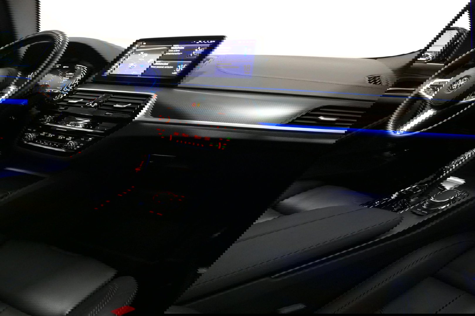 BMW 5 Serie 530e xDrive M Sport / Schuif-/kanteldak/ M Performance stoelen / M Sport Bodykit / Elektr. verstelbare voorstoelen / Harman Kardon Surround Sound / HUD / 20'' LMV / Rondomzichtcamera / Apple Carplay - Android Auto / Stoelverwarming / Ambienteverlichting /