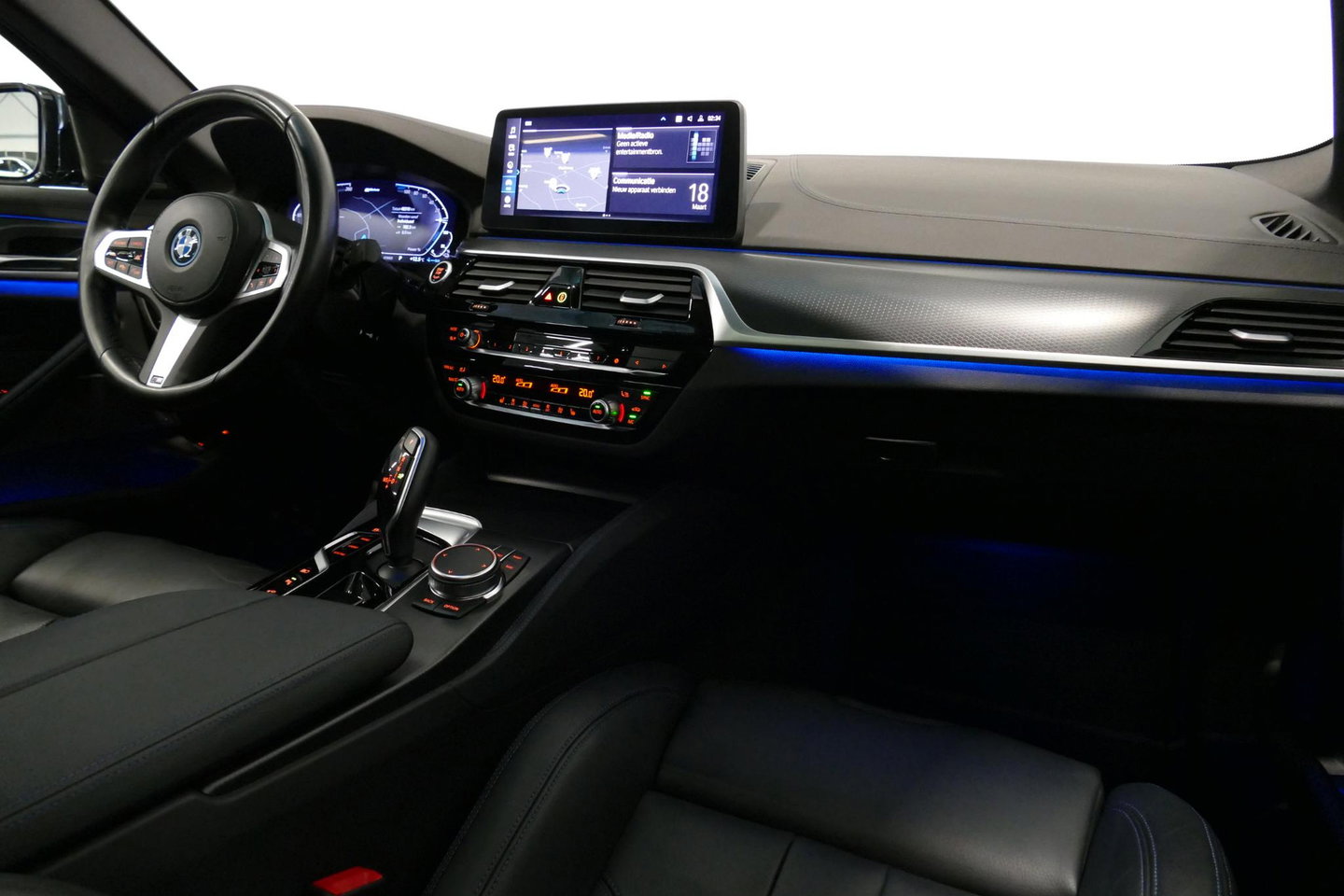 BMW 5 Serie 530e xDrive M Sport / Schuif-/kanteldak/ M Performance stoelen / M Sport Bodykit / Elektr. verstelbare voorstoelen / Harman Kardon Surround Sound / HUD / 20'' LMV / Rondomzichtcamera / Apple Carplay - Android Auto / Stoelverwarming / Ambienteverlichting /