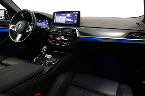 BMW 5 Serie 530e xDrive M Sport / Schuif-/kanteldak/ M Performance stoelen / M Sport Bodykit / Elektr. verstelbare voorstoelen / Harman Kardon Surround Sound / HUD / 20'' LMV / Rondomzichtcamera / Apple Carplay - Android Auto / Stoelverwarming / Ambienteverlichting /