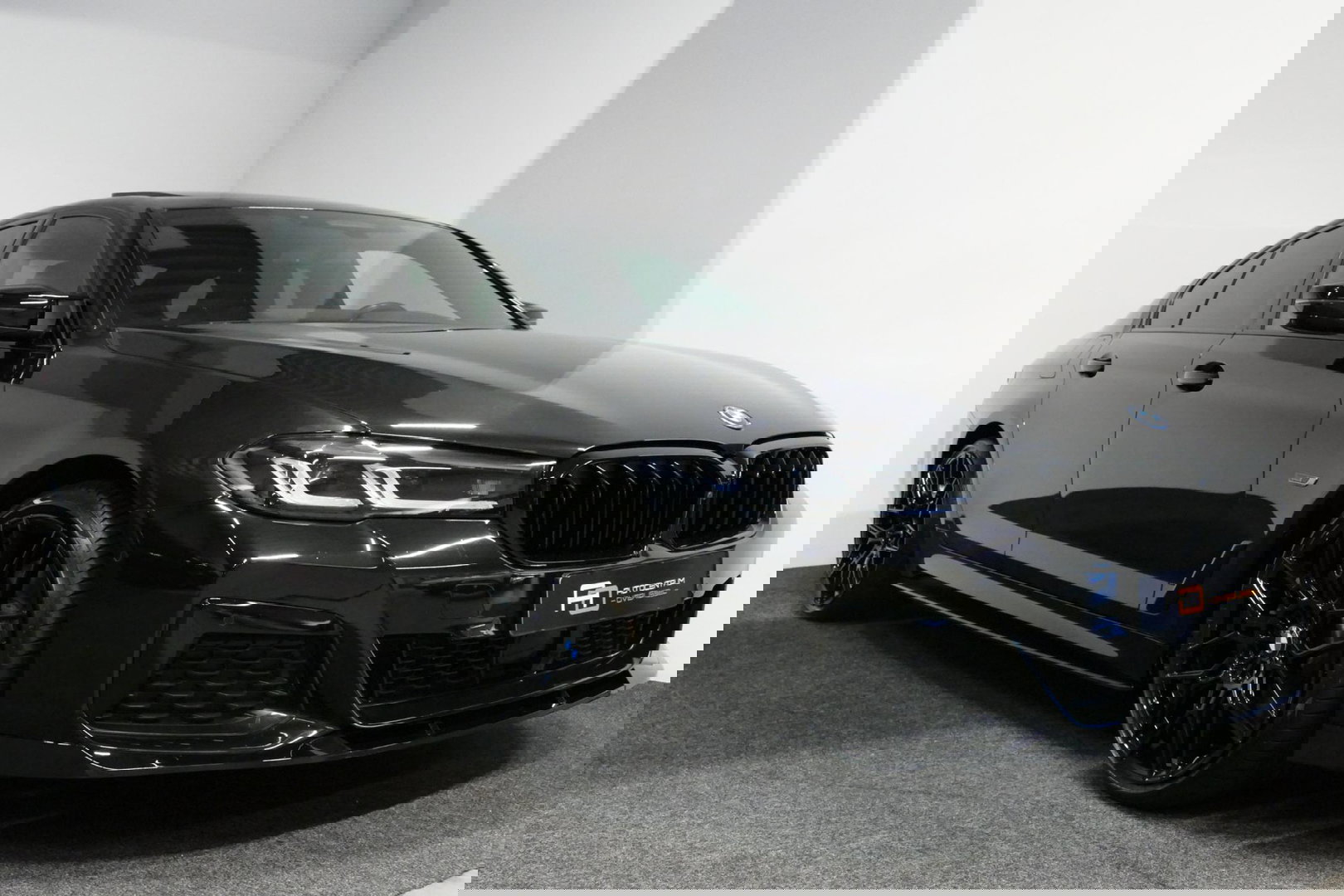 BMW 5 Serie 530e xDrive M Sport / Schuif-/kanteldak/ M Performance stoelen / M Sport Bodykit / Elektr. verstelbare voorstoelen / Harman Kardon Surround Sound / HUD / 20'' LMV / Rondomzichtcamera / Apple Carplay - Android Auto / Stoelverwarming / Ambienteverlichting /