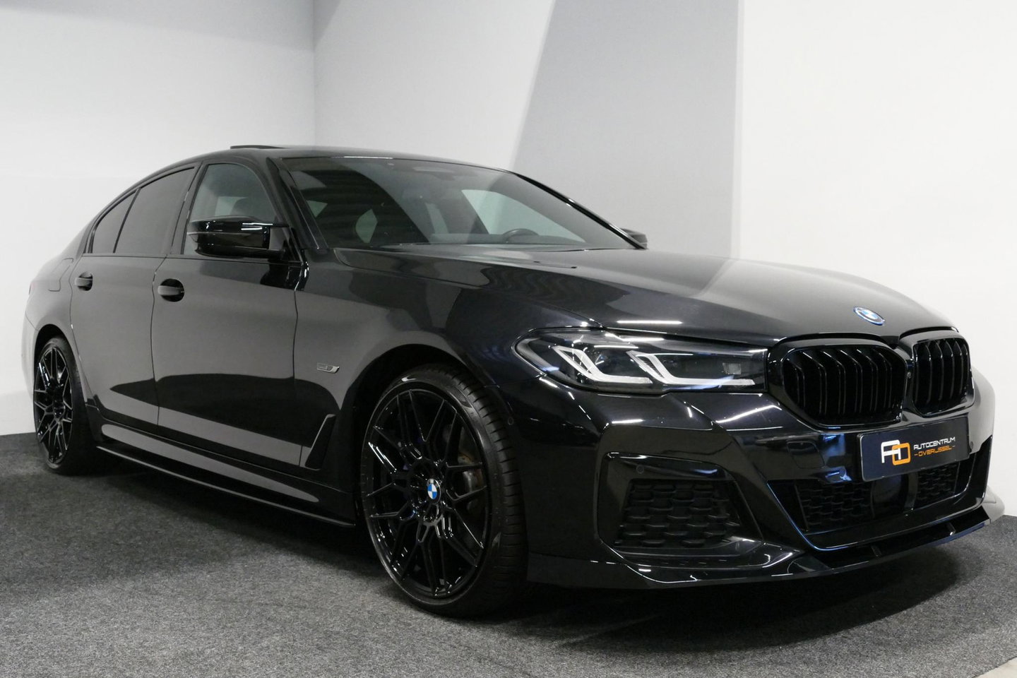 BMW 5 Serie 530e xDrive M Sport / Schuif-/kanteldak/ M Performance stoelen / M Sport Bodykit / Elektr. verstelbare voorstoelen / Harman Kardon Surround Sound / HUD / 20'' LMV / Rondomzichtcamera / Apple Carplay - Android Auto / Stoelverwarming / Ambienteverlichting /