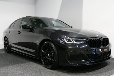 BMW 5 Serie 530e xDrive M Sport / Schuif-/kanteldak/ M Performance stoelen / M Sport Bodykit / Elektr. verstelbare voorstoelen / Harman Kardon Surround Sound / HUD / 20'' LMV / Rondomzichtcamera / Apple Carplay - Android Auto / Stoelverwarming / Ambienteverlichting /