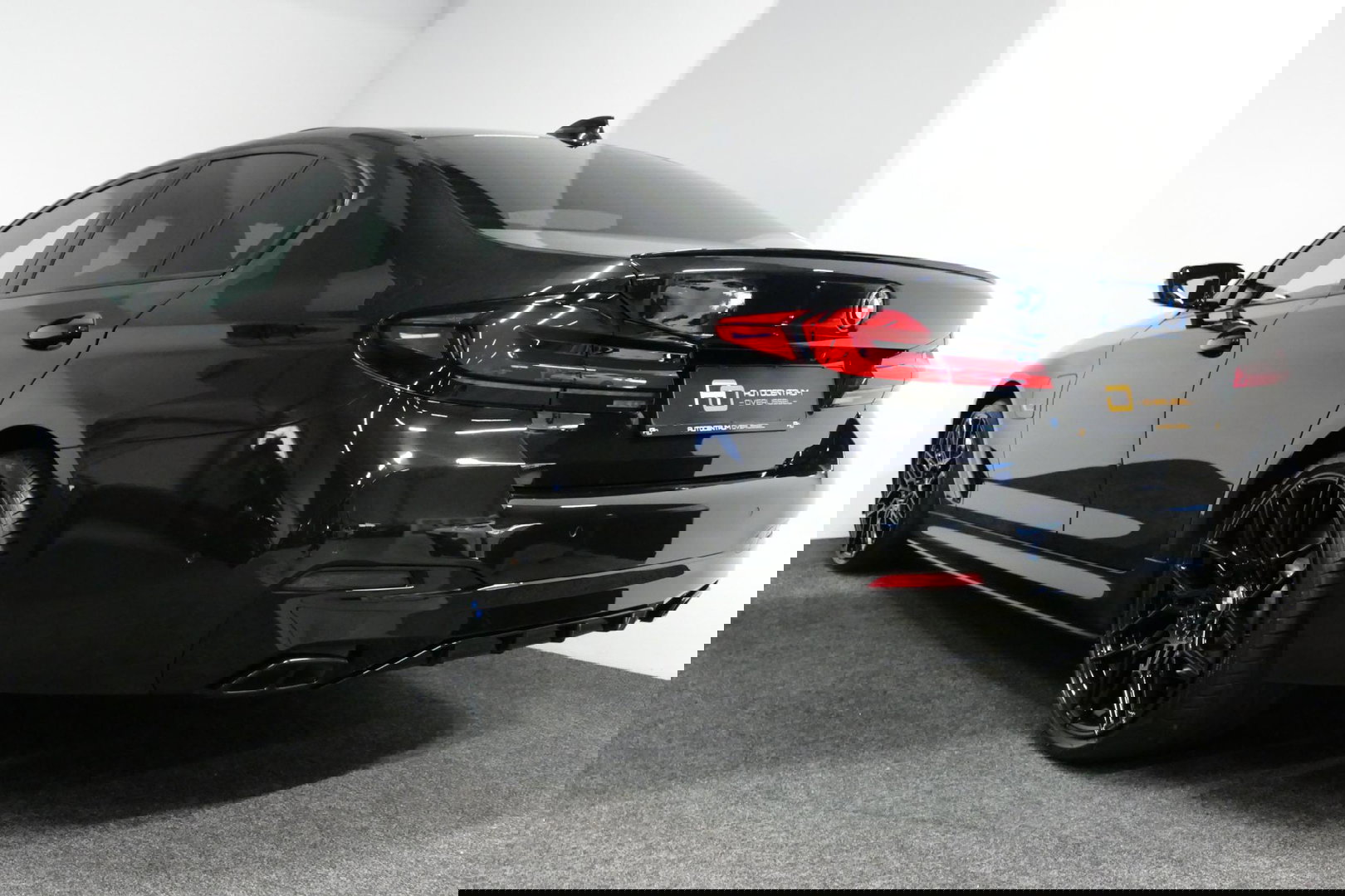 BMW 5 Serie 530e xDrive M Sport / Schuif-/kanteldak/ M Performance stoelen / M Sport Bodykit / Elektr. verstelbare voorstoelen / Harman Kardon Surround Sound / HUD / 20'' LMV / Rondomzichtcamera / Apple Carplay - Android Auto / Stoelverwarming / Ambienteverlichting /