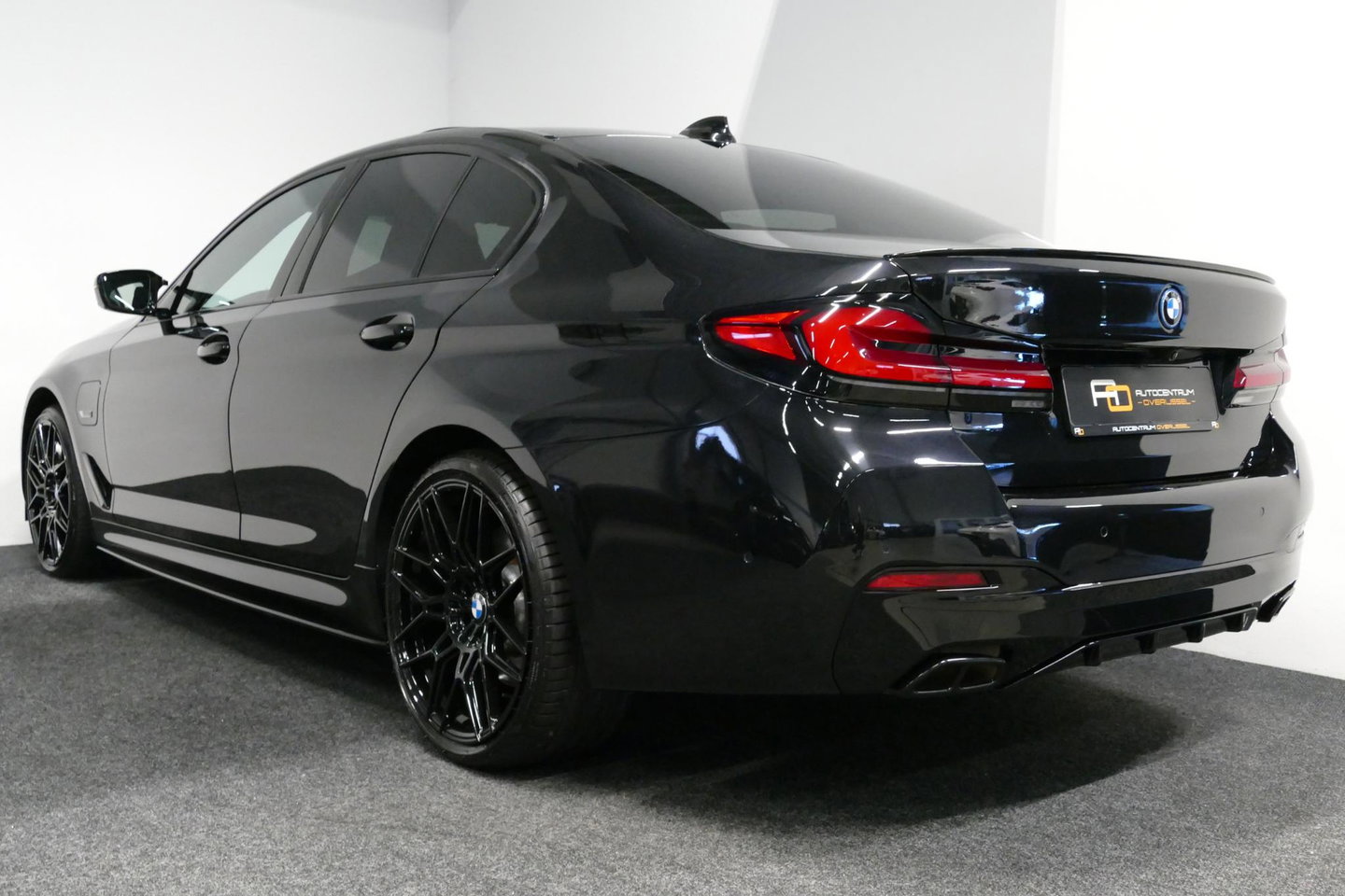 BMW 5 Serie 530e xDrive M Sport / Schuif-/kanteldak/ M Performance stoelen / M Sport Bodykit / Elektr. verstelbare voorstoelen / Harman Kardon Surround Sound / HUD / 20'' LMV / Rondomzichtcamera / Apple Carplay - Android Auto / Stoelverwarming / Ambienteverlichting /