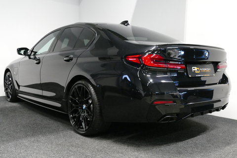 BMW 5 Serie 530e xDrive M Sport / Schuif-/kanteldak/ M Performance stoelen / M Sport Bodykit / Elektr. verstelbare voorstoelen / Harman Kardon Surround Sound / HUD / 20'' LMV / Rondomzichtcamera / Apple Carplay - Android Auto / Stoelverwarming / Ambienteverlichting /