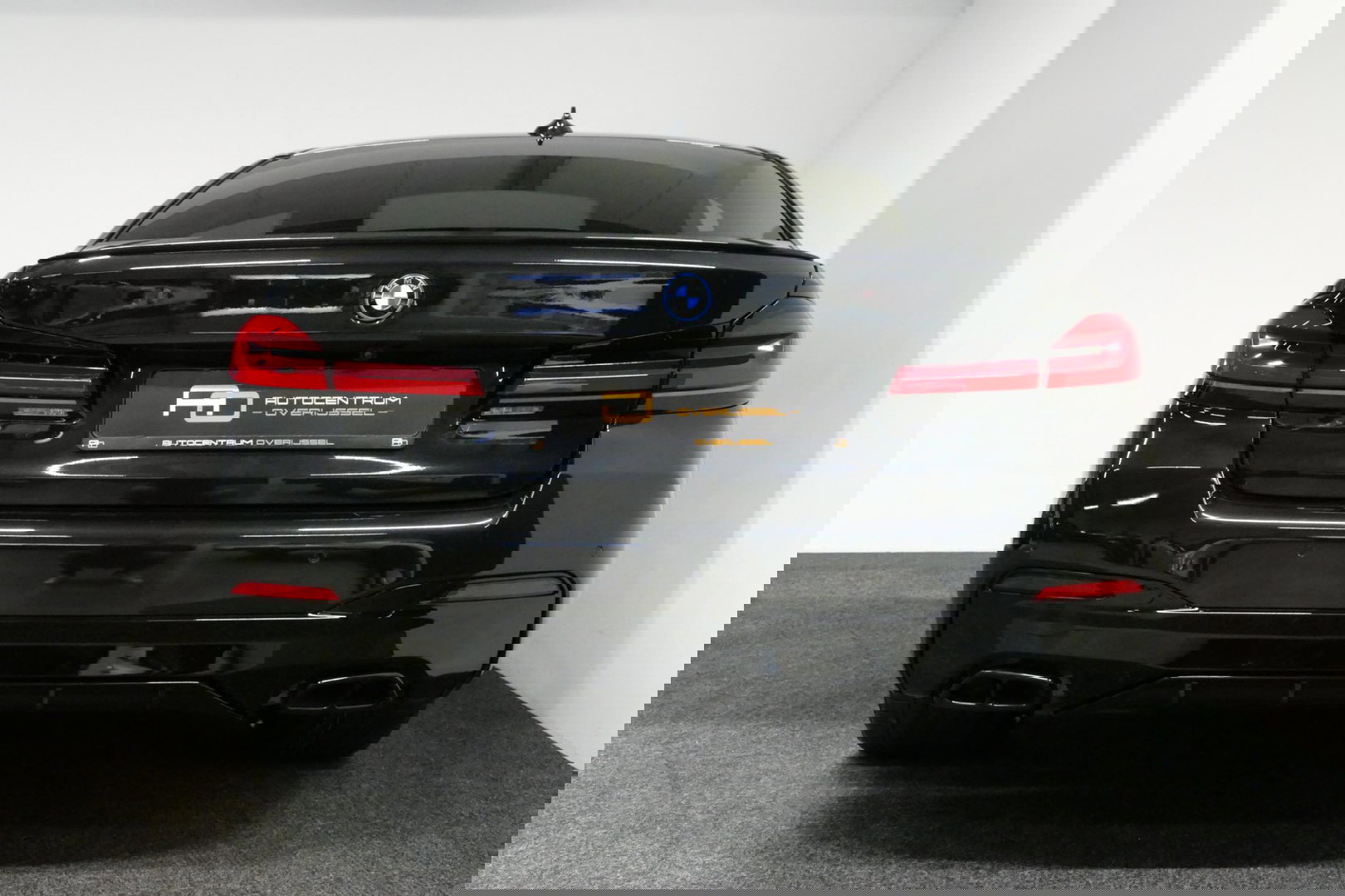 BMW 5 Serie 530e xDrive M Sport / Schuif-/kanteldak/ M Performance stoelen / M Sport Bodykit / Elektr. verstelbare voorstoelen / Harman Kardon Surround Sound / HUD / 20'' LMV / Rondomzichtcamera / Apple Carplay - Android Auto / Stoelverwarming / Ambienteverlichting /