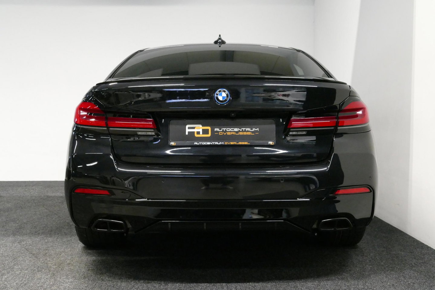 BMW 5 Serie 530e xDrive M Sport / Schuif-/kanteldak/ M Performance stoelen / M Sport Bodykit / Elektr. verstelbare voorstoelen / Harman Kardon Surround Sound / HUD / 20'' LMV / Rondomzichtcamera / Apple Carplay - Android Auto / Stoelverwarming / Ambienteverlichting /