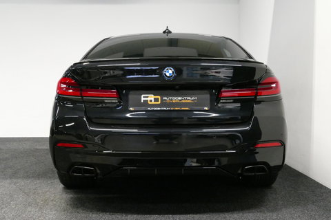 BMW 5 Serie 530e xDrive M Sport / Schuif-/kanteldak/ M Performance stoelen / M Sport Bodykit / Elektr. verstelbare voorstoelen / Harman Kardon Surround Sound / HUD / 20'' LMV / Rondomzichtcamera / Apple Carplay - Android Auto / Stoelverwarming / Ambienteverlichting /