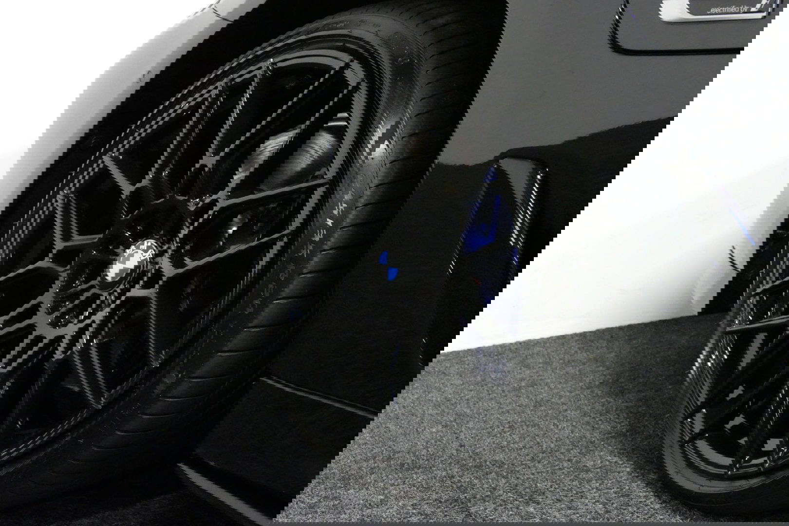 BMW 5 Serie 530e xDrive M Sport / Schuif-/kanteldak/ M Performance stoelen / M Sport Bodykit / Elektr. verstelbare voorstoelen / Harman Kardon Surround Sound / HUD / 20'' LMV / Rondomzichtcamera / Apple Carplay - Android Auto / Stoelverwarming / Ambienteverlichting /