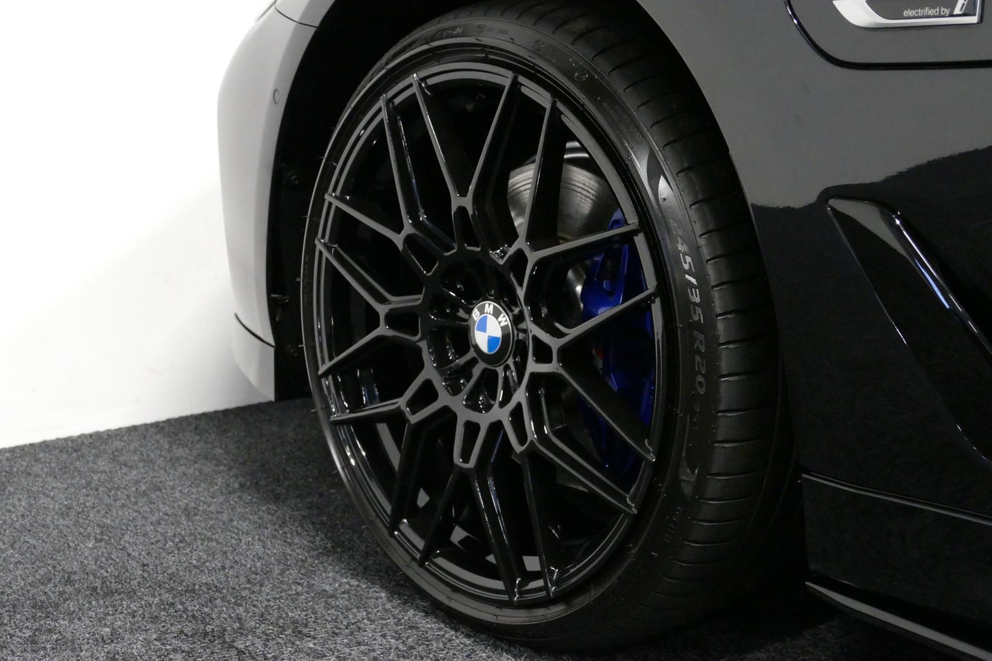 BMW 5 Serie 530e xDrive M Sport / Schuif-/kanteldak/ M Performance stoelen / M Sport Bodykit / Elektr. verstelbare voorstoelen / Harman Kardon Surround Sound / HUD / 20'' LMV / Rondomzichtcamera / Apple Carplay - Android Auto / Stoelverwarming / Ambienteverlichting /