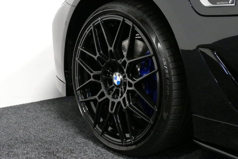 BMW 5 Serie 530e xDrive M Sport / Schuif-/kanteldak/ M Performance stoelen / M Sport Bodykit / Elektr. verstelbare voorstoelen / Harman Kardon Surround Sound / HUD / 20'' LMV / Rondomzichtcamera / Apple Carplay - Android Auto / Stoelverwarming / Ambienteverlichting /