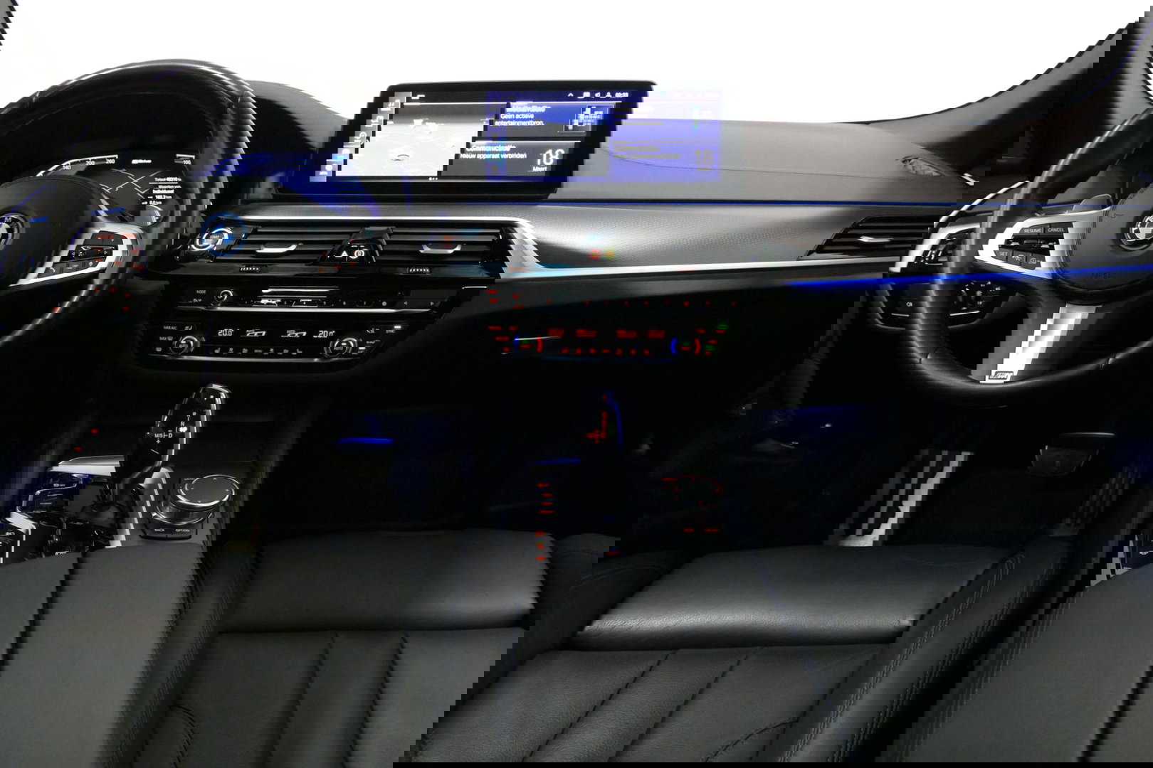 BMW 5 Serie 530e xDrive M Sport / Schuif-/kanteldak/ M Performance stoelen / M Sport Bodykit / Elektr. verstelbare voorstoelen / Harman Kardon Surround Sound / HUD / 20'' LMV / Rondomzichtcamera / Apple Carplay - Android Auto / Stoelverwarming / Ambienteverlichting /