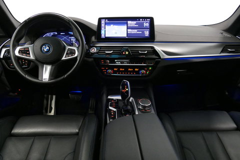 BMW 5 Serie 530e xDrive M Sport / Schuif-/kanteldak/ M Performance stoelen / M Sport Bodykit / Elektr. verstelbare voorstoelen / Harman Kardon Surround Sound / HUD / 20'' LMV / Rondomzichtcamera / Apple Carplay - Android Auto / Stoelverwarming / Ambienteverlichting /