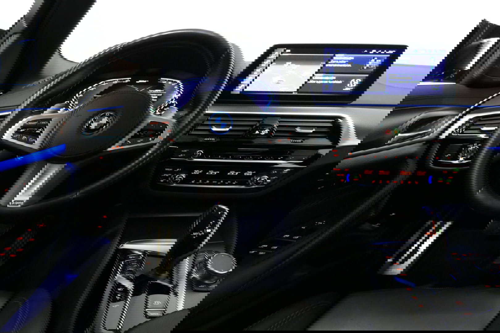 BMW 5 Serie 530e xDrive M Sport / Schuif-/kanteldak/ M Performance stoelen / M Sport Bodykit / Elektr. verstelbare voorstoelen / Harman Kardon Surround Sound / HUD / 20'' LMV / Rondomzichtcamera / Apple Carplay - Android Auto / Stoelverwarming / Ambienteverlichting /