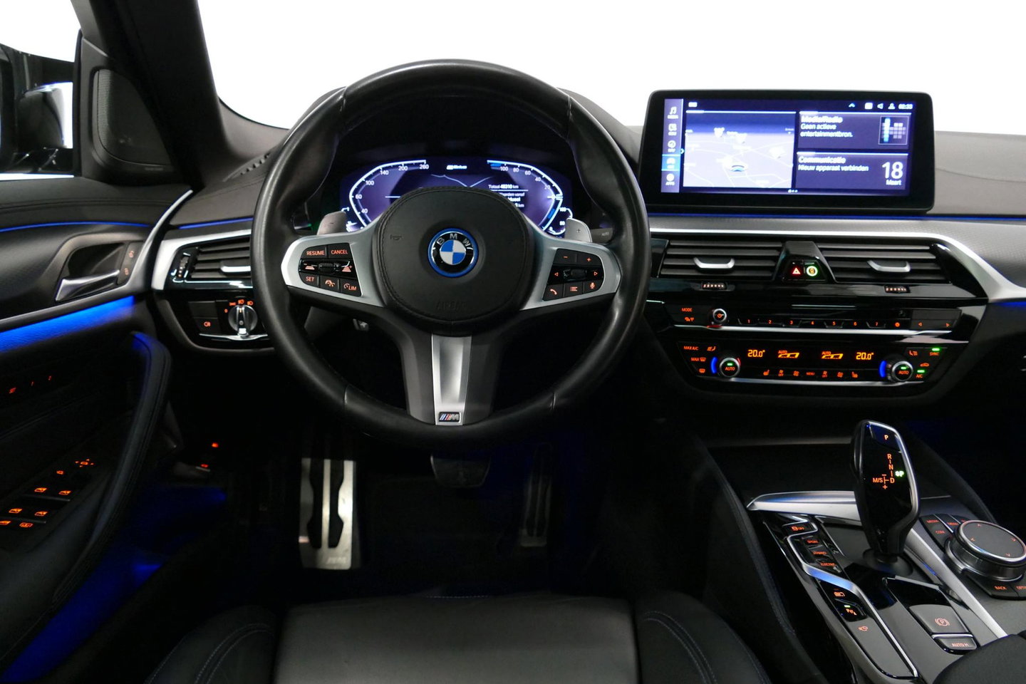 BMW 5 Serie 530e xDrive M Sport / Schuif-/kanteldak/ M Performance stoelen / M Sport Bodykit / Elektr. verstelbare voorstoelen / Harman Kardon Surround Sound / HUD / 20'' LMV / Rondomzichtcamera / Apple Carplay - Android Auto / Stoelverwarming / Ambienteverlichting /