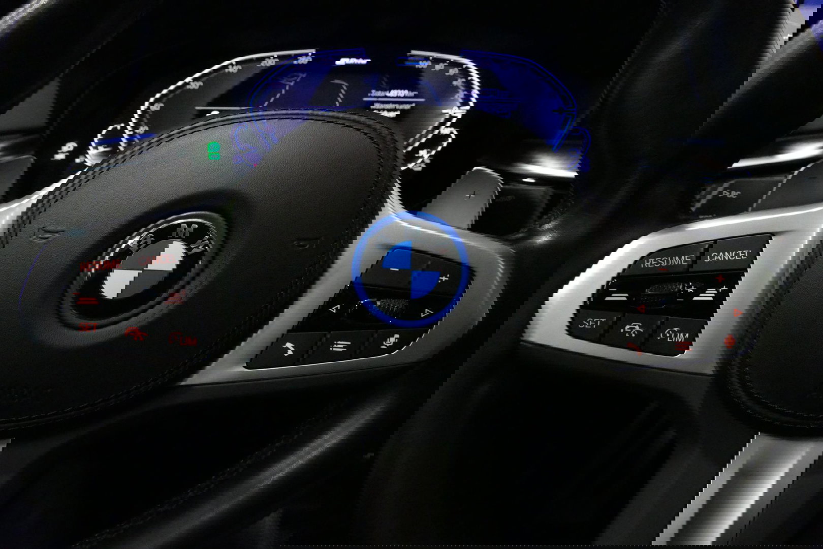 BMW 5 Serie 530e xDrive M Sport / Schuif-/kanteldak/ M Performance stoelen / M Sport Bodykit / Elektr. verstelbare voorstoelen / Harman Kardon Surround Sound / HUD / 20'' LMV / Rondomzichtcamera / Apple Carplay - Android Auto / Stoelverwarming / Ambienteverlichting /