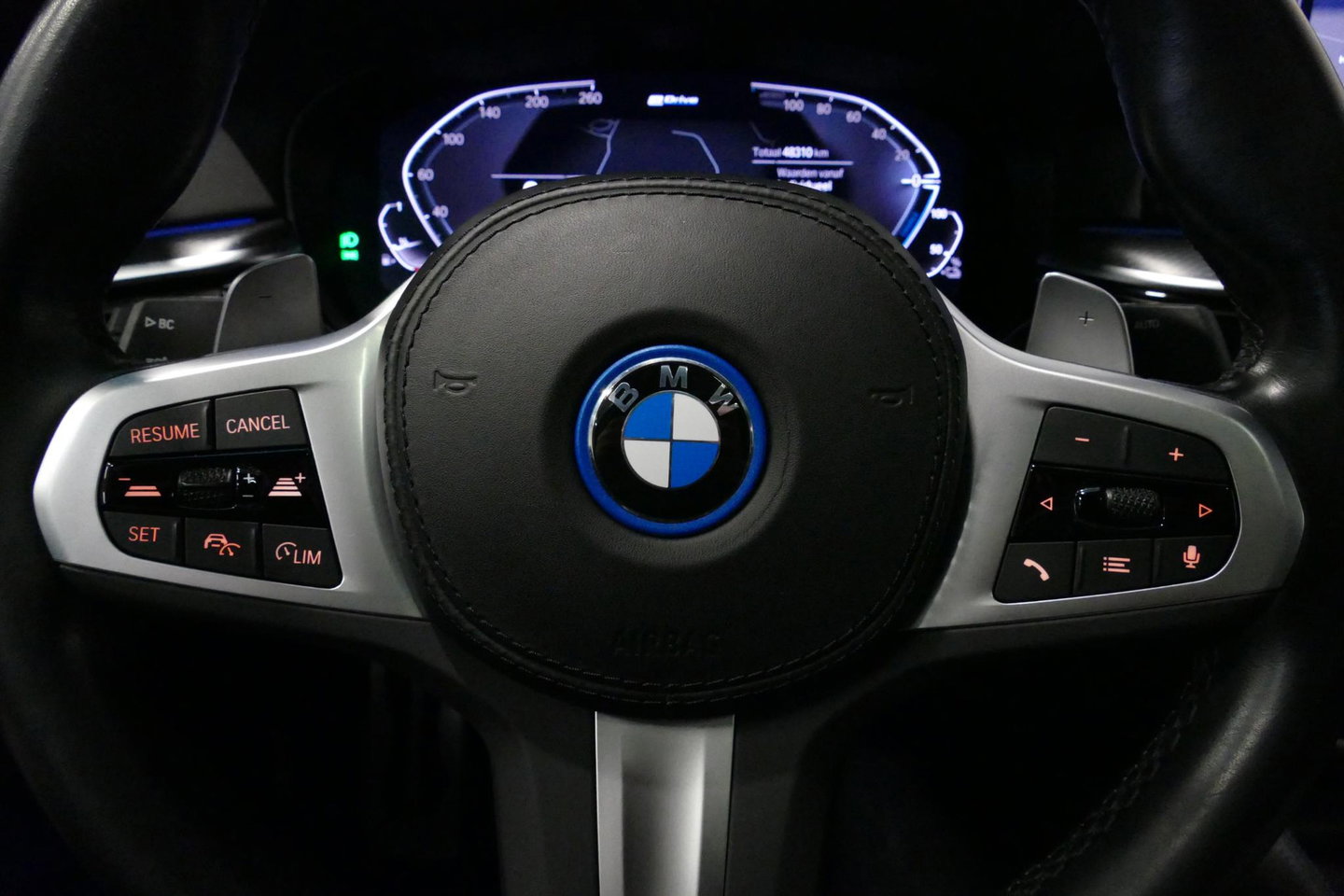 BMW 5 Serie 530e xDrive M Sport / Schuif-/kanteldak/ M Performance stoelen / M Sport Bodykit / Elektr. verstelbare voorstoelen / Harman Kardon Surround Sound / HUD / 20'' LMV / Rondomzichtcamera / Apple Carplay - Android Auto / Stoelverwarming / Ambienteverlichting /