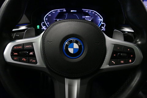 BMW 5 Serie 530e xDrive M Sport / Schuif-/kanteldak/ M Performance stoelen / M Sport Bodykit / Elektr. verstelbare voorstoelen / Harman Kardon Surround Sound / HUD / 20'' LMV / Rondomzichtcamera / Apple Carplay - Android Auto / Stoelverwarming / Ambienteverlichting /