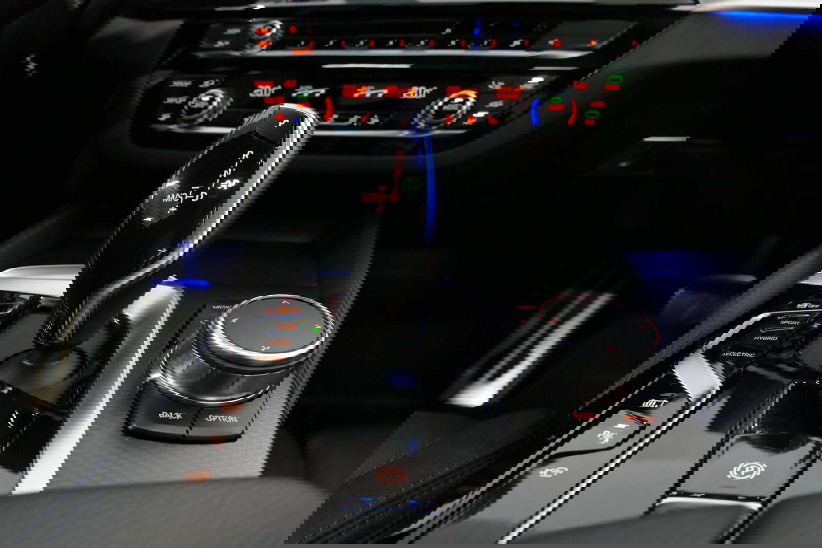 BMW 5 Serie 530e xDrive M Sport / Schuif-/kanteldak/ M Performance stoelen / M Sport Bodykit / Elektr. verstelbare voorstoelen / Harman Kardon Surround Sound / HUD / 20'' LMV / Rondomzichtcamera / Apple Carplay - Android Auto / Stoelverwarming / Ambienteverlichting /