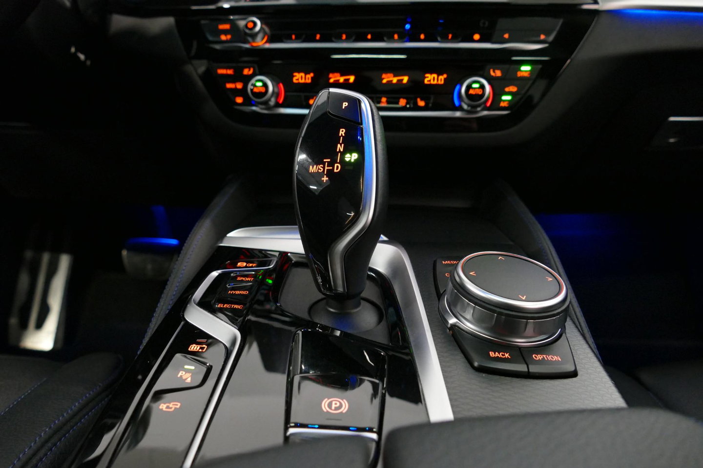 BMW 5 Serie 530e xDrive M Sport / Schuif-/kanteldak/ M Performance stoelen / M Sport Bodykit / Elektr. verstelbare voorstoelen / Harman Kardon Surround Sound / HUD / 20'' LMV / Rondomzichtcamera / Apple Carplay - Android Auto / Stoelverwarming / Ambienteverlichting /