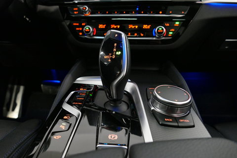 BMW 5 Serie 530e xDrive M Sport / Schuif-/kanteldak/ M Performance stoelen / M Sport Bodykit / Elektr. verstelbare voorstoelen / Harman Kardon Surround Sound / HUD / 20'' LMV / Rondomzichtcamera / Apple Carplay - Android Auto / Stoelverwarming / Ambienteverlichting /