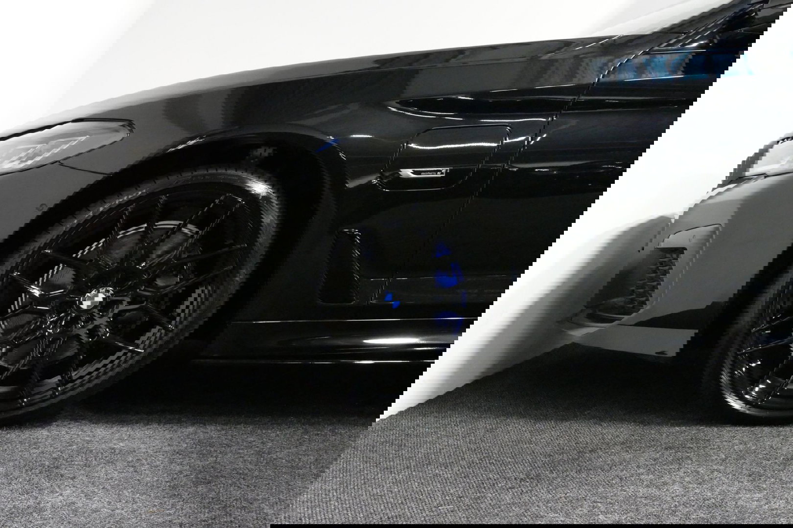 BMW 5 Serie 530e xDrive M Sport / Schuif-/kanteldak/ M Performance stoelen / M Sport Bodykit / Elektr. verstelbare voorstoelen / Harman Kardon Surround Sound / HUD / 20'' LMV / Rondomzichtcamera / Apple Carplay - Android Auto / Stoelverwarming / Ambienteverlichting /