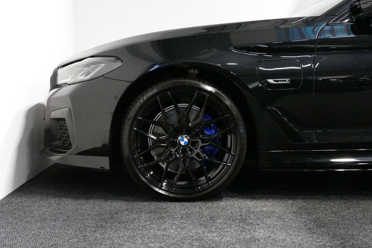 BMW 5 Serie 530e xDrive M Sport / Schuif-/kanteldak/ M Performance stoelen / M Sport Bodykit / Elektr. verstelbare voorstoelen / Harman Kardon Surround Sound / HUD / 20'' LMV / Rondomzichtcamera / Apple Carplay - Android Auto / Stoelverwarming / Ambienteverlichting /