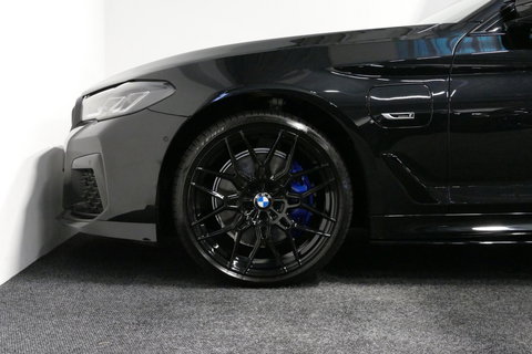 BMW 5 Serie 530e xDrive M Sport / Schuif-/kanteldak/ M Performance stoelen / M Sport Bodykit / Elektr. verstelbare voorstoelen / Harman Kardon Surround Sound / HUD / 20'' LMV / Rondomzichtcamera / Apple Carplay - Android Auto / Stoelverwarming / Ambienteverlichting /