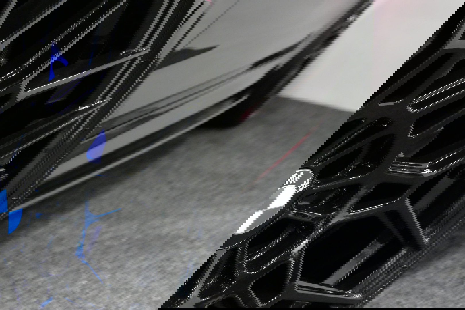 BMW 5 Serie 530e xDrive M Sport / Schuif-/kanteldak/ M Performance stoelen / M Sport Bodykit / Elektr. verstelbare voorstoelen / Harman Kardon Surround Sound / HUD / 20'' LMV / Rondomzichtcamera / Apple Carplay - Android Auto / Stoelverwarming / Ambienteverlichting /