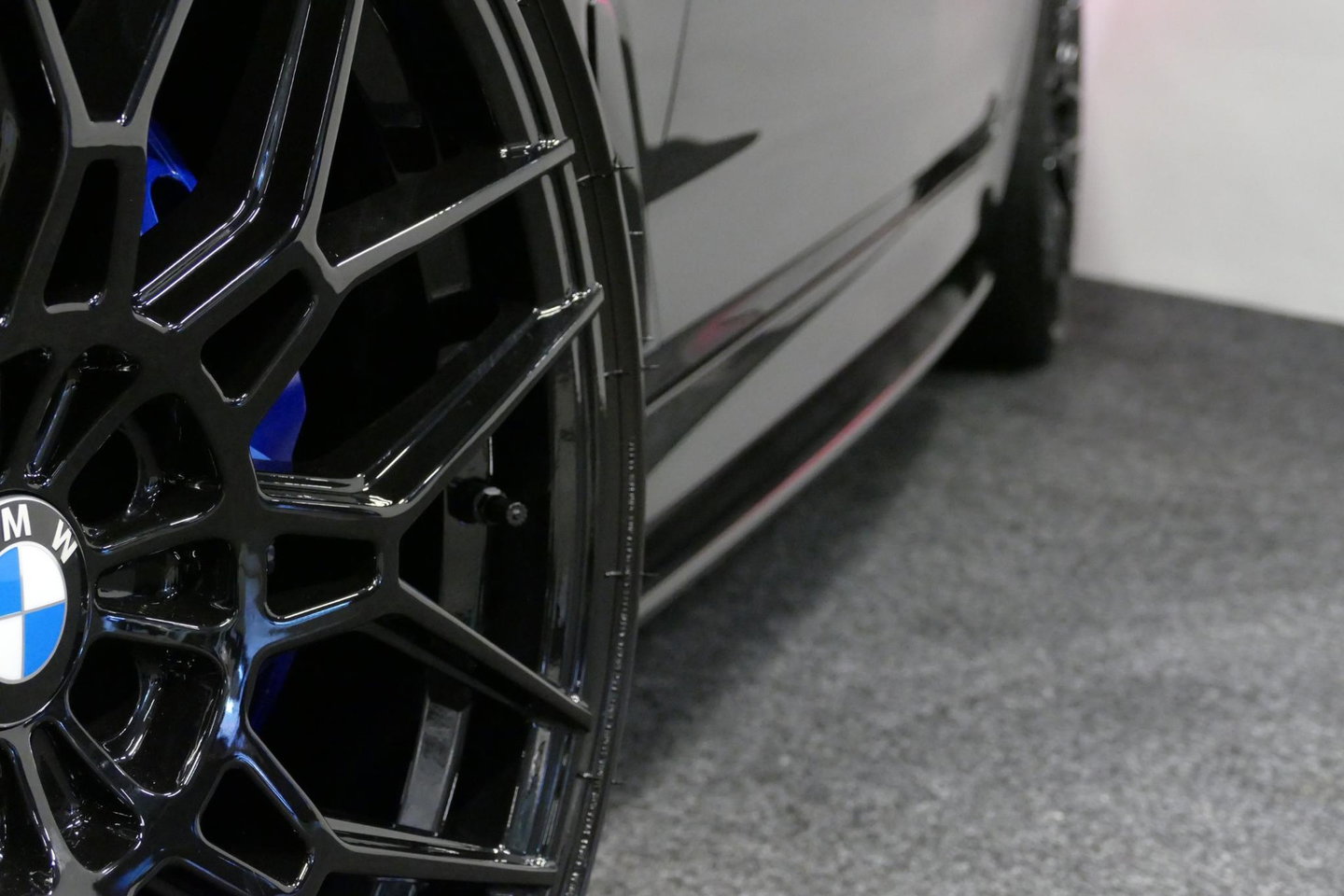 BMW 5 Serie 530e xDrive M Sport / Schuif-/kanteldak/ M Performance stoelen / M Sport Bodykit / Elektr. verstelbare voorstoelen / Harman Kardon Surround Sound / HUD / 20'' LMV / Rondomzichtcamera / Apple Carplay - Android Auto / Stoelverwarming / Ambienteverlichting /