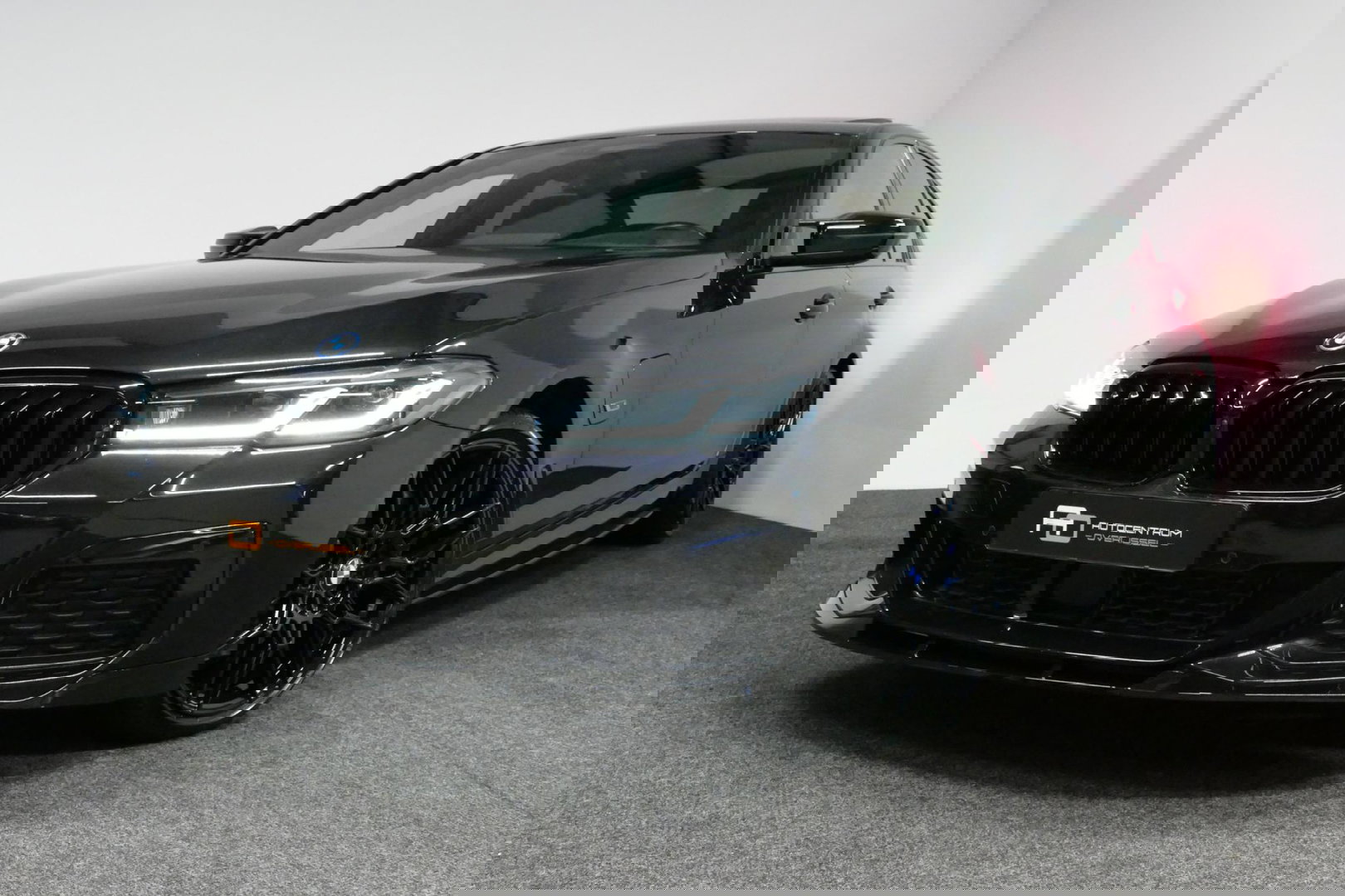 BMW 5 Serie 530e xDrive M Sport / Schuif-/kanteldak/ M Performance stoelen / M Sport Bodykit / Elektr. verstelbare voorstoelen / Harman Kardon Surround Sound / HUD / 20'' LMV / Rondomzichtcamera / Apple Carplay - Android Auto / Stoelverwarming / Ambienteverlichting /