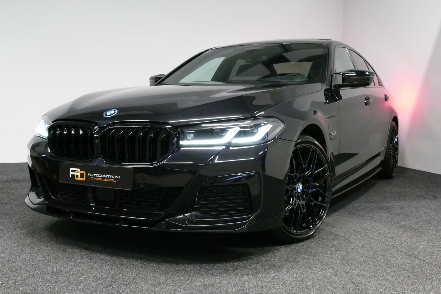 BMW 5 Serie 530e xDrive M Sport / Schuif-/kanteldak/ M Performance stoelen / M Sport Bodykit / Elektr. verstelbare voorstoelen / Harman Kardon Surround Sound / HUD / 20'' LMV / Rondomzichtcamera / Apple Carplay - Android Auto / Stoelverwarming / Ambienteverlichting /