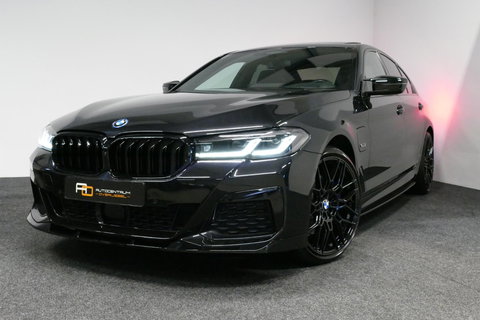 BMW 5 Serie 530e xDrive M Sport / Schuif-/kanteldak/ M Performance stoelen / M Sport Bodykit / Elektr. verstelbare voorstoelen / Harman Kardon Surround Sound / HUD / 20'' LMV / Rondomzichtcamera / Apple Carplay - Android Auto / Stoelverwarming / Ambienteverlichting /
