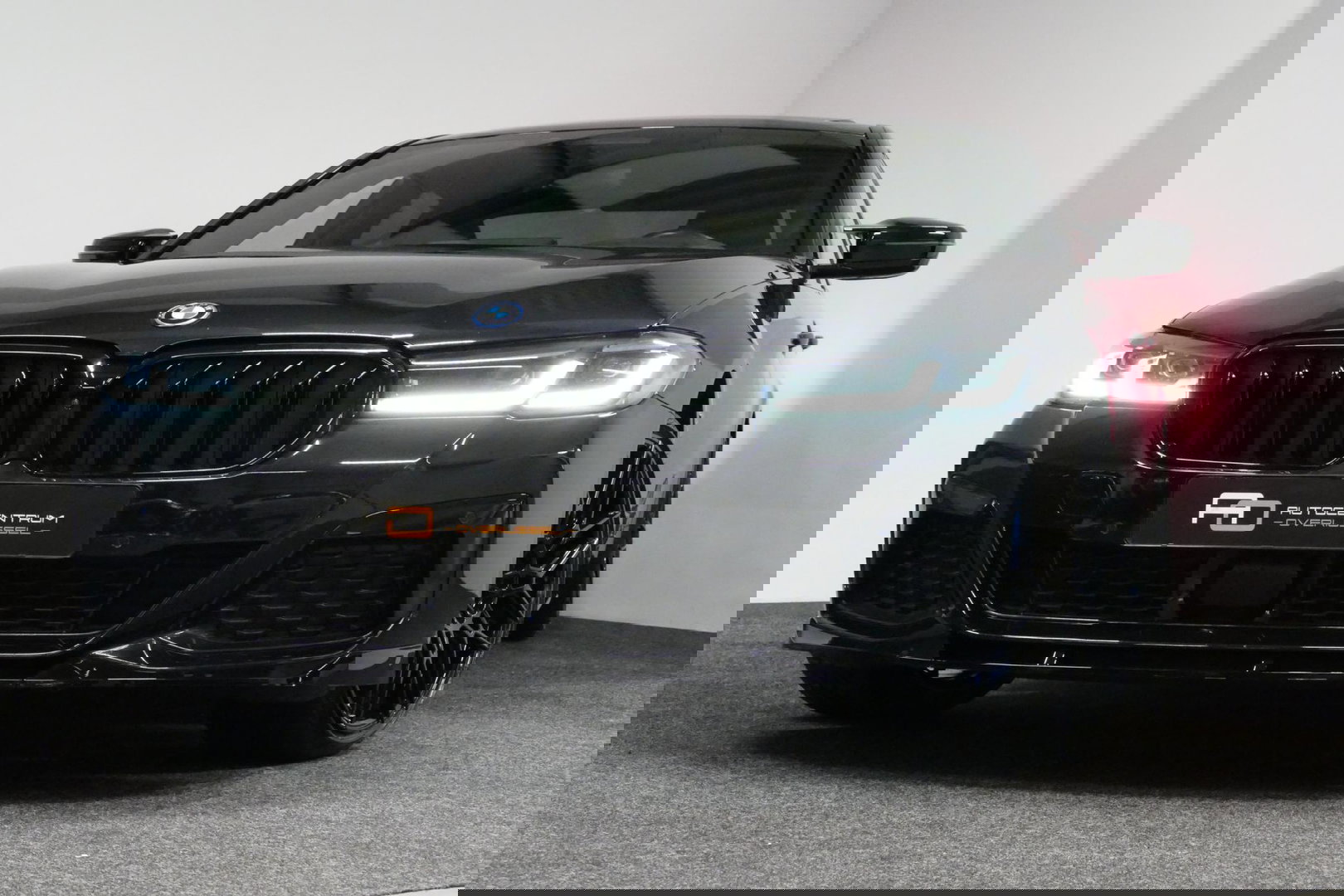 BMW 5 Serie 530e xDrive M Sport / Schuif-/kanteldak/ M Performance stoelen / M Sport Bodykit / Elektr. verstelbare voorstoelen / Harman Kardon Surround Sound / HUD / 20'' LMV / Rondomzichtcamera / Apple Carplay - Android Auto / Stoelverwarming / Ambienteverlichting /