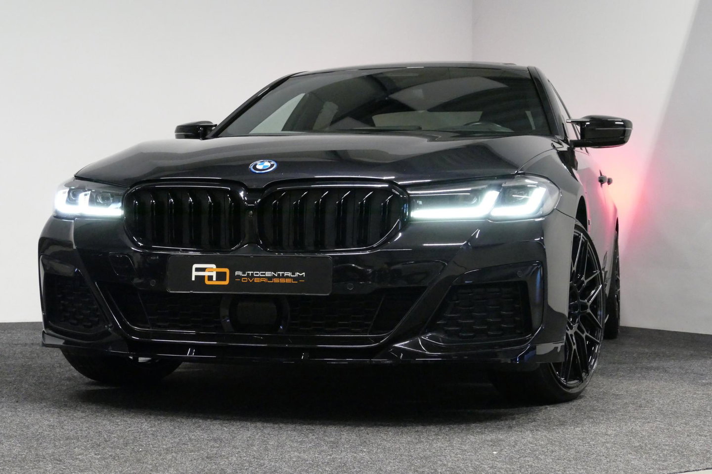 BMW 5 Serie 530e xDrive M Sport / Schuif-/kanteldak/ M Performance stoelen / M Sport Bodykit / Elektr. verstelbare voorstoelen / Harman Kardon Surround Sound / HUD / 20'' LMV / Rondomzichtcamera / Apple Carplay - Android Auto / Stoelverwarming / Ambienteverlichting /