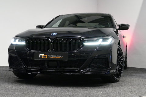BMW 5 Serie 530e xDrive M Sport / Schuif-/kanteldak/ M Performance stoelen / M Sport Bodykit / Elektr. verstelbare voorstoelen / Harman Kardon Surround Sound / HUD / 20'' LMV / Rondomzichtcamera / Apple Carplay - Android Auto / Stoelverwarming / Ambienteverlichting /