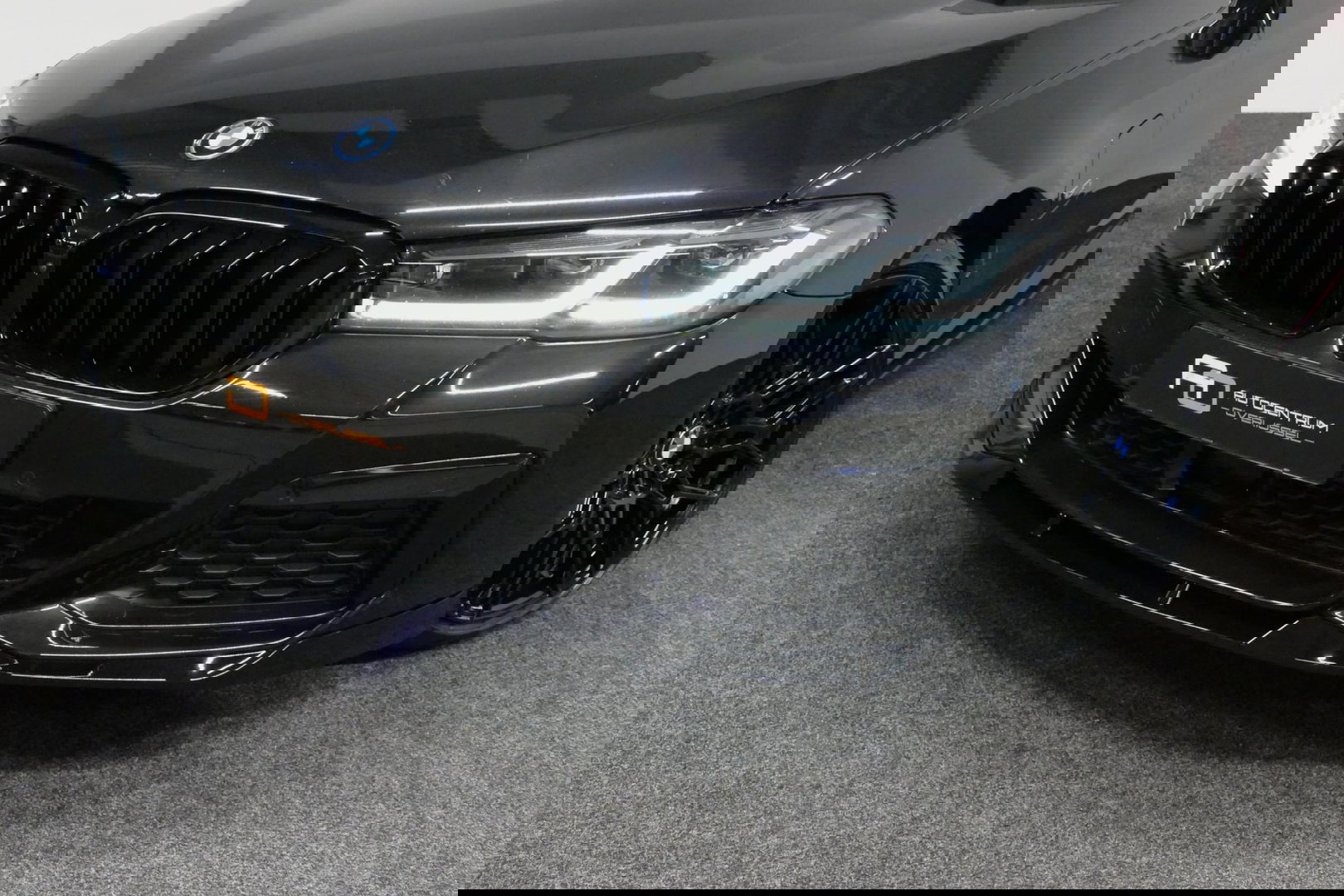 BMW 5 Serie 530e xDrive M Sport / Schuif-/kanteldak/ M Performance stoelen / M Sport Bodykit / Elektr. verstelbare voorstoelen / Harman Kardon Surround Sound / HUD / 20'' LMV / Rondomzichtcamera / Apple Carplay - Android Auto / Stoelverwarming / Ambienteverlichting /