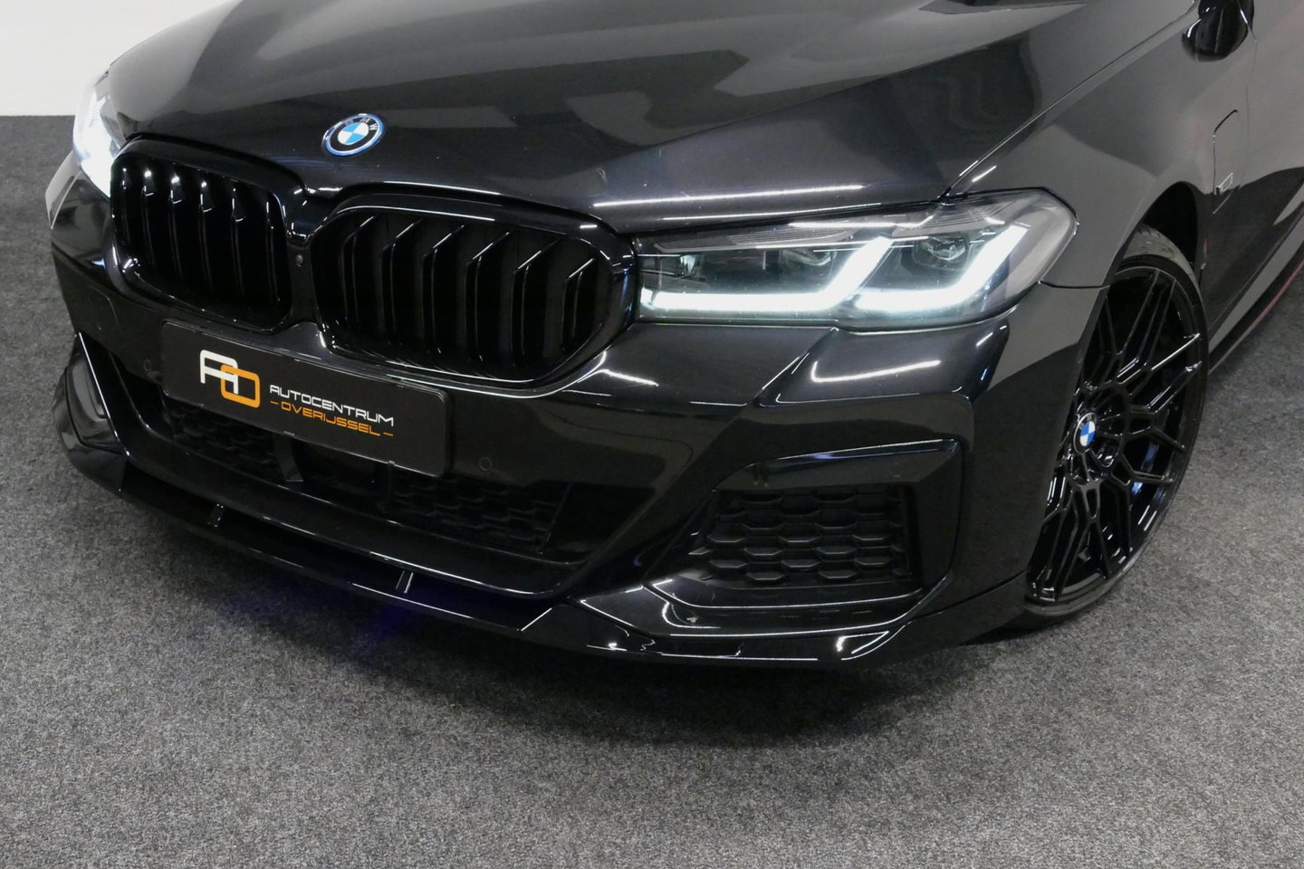 BMW 5 Serie 530e xDrive M Sport / Schuif-/kanteldak/ M Performance stoelen / M Sport Bodykit / Elektr. verstelbare voorstoelen / Harman Kardon Surround Sound / HUD / 20'' LMV / Rondomzichtcamera / Apple Carplay - Android Auto / Stoelverwarming / Ambienteverlichting /