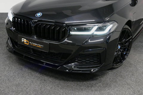 BMW 5 Serie 530e xDrive M Sport / Schuif-/kanteldak/ M Performance stoelen / M Sport Bodykit / Elektr. verstelbare voorstoelen / Harman Kardon Surround Sound / HUD / 20'' LMV / Rondomzichtcamera / Apple Carplay - Android Auto / Stoelverwarming / Ambienteverlichting /