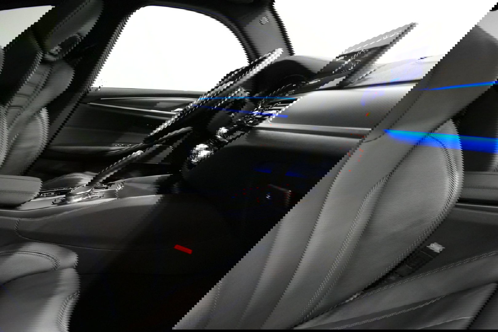 BMW 5 Serie 530e xDrive M Sport / Schuif-/kanteldak/ M Performance stoelen / M Sport Bodykit / Elektr. verstelbare voorstoelen / Harman Kardon Surround Sound / HUD / 20'' LMV / Rondomzichtcamera / Apple Carplay - Android Auto / Stoelverwarming / Ambienteverlichting /